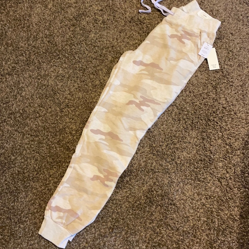 It’s a size large camo sweat jogging pant